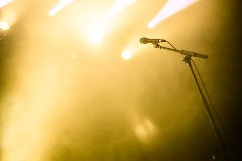 Microphone on empty stage waiting for a voice Foto stock