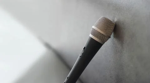 Microphone on grunge texture background Stock-Fotos