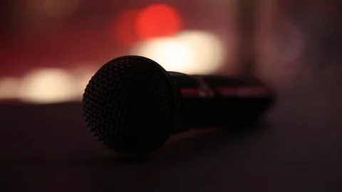 The microphone lies on the stage against the background Vidéo 128017549
