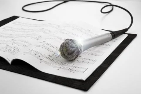 Microphone lying on the musical book 库存照片