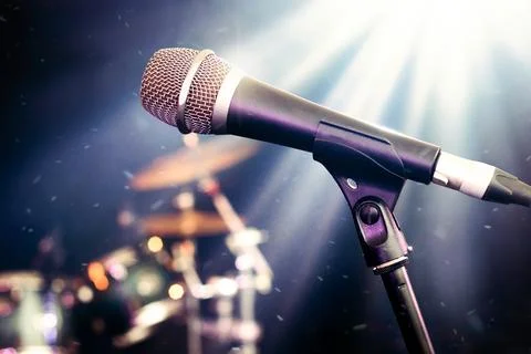 Microphone on stage – live music setting with close up of vocal mic 스톡 사진