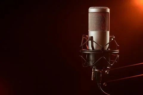 Microphone on the stage with orange light beam. Live music, concert or ente.. 스톡 사진
