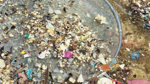 Microplastic wastes that dissolve in the sea Vídeo Stock 128095010