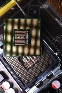 Microprocessor and socket on the motherboard. Computer radio components. Mi.. Foto stock