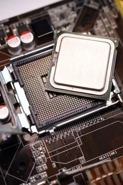 Microprocessor and socket on the motherboard. Computer radio components. Mi.. Foto stock