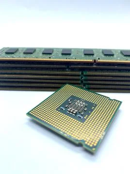 Microprocessor CPU chip near a stack of RAM closeup isolated on white backgro Foto stock