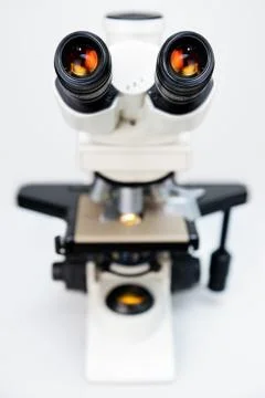 Microscope against a white background Stockfoto's