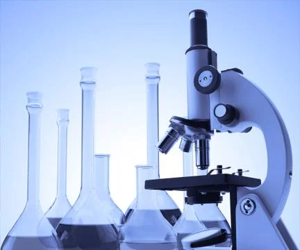 Microscope and test tubes with liquid toning in blue color Foto stock