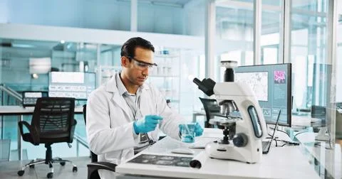 Microscope, beaker and research with man in laboratory for chemical sample Foto stock