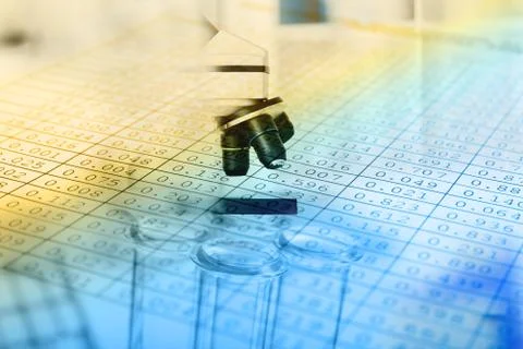 Microscope with biological material and test tubes. blue tone. Foto stock