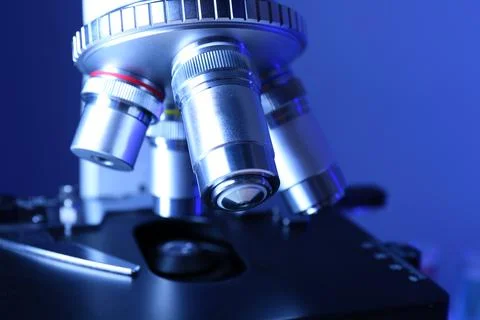 Microscope on color background, close-up Fotos de archivo