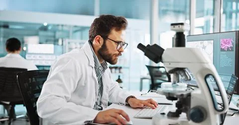 Microscope, computer and research with man in laboratory for tissue sample Foto stock