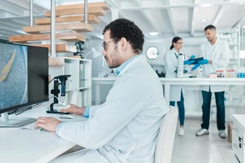 Microscope, computer screen or man in lab for dna breakthrough, clinical trial Foto stock