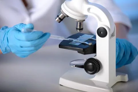 Microscope lenses close-up. Hand of man, that the use of a microscope in a la Foto stock