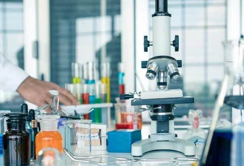 The microscope is located in the scientist's room. 스톡 사진