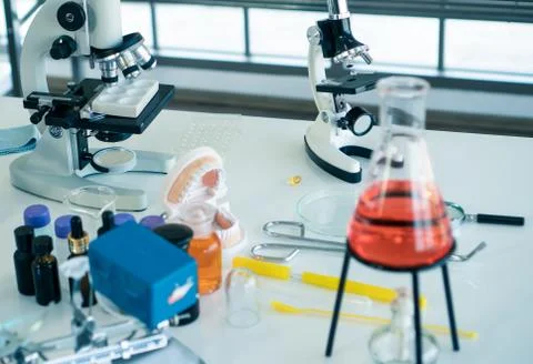 The microscope is located in the scientist's room. Foto stock