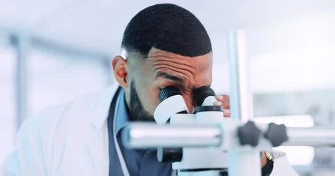 Microscope, man and scientist in laboratory with studying cell function for RNA Foto stock