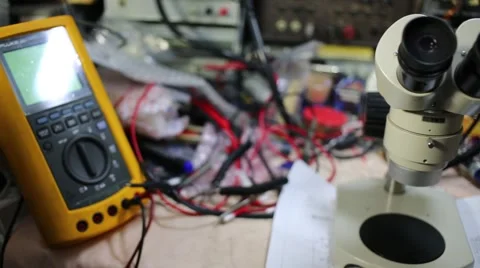 Microscope, many tools for repair of electronics on table Vidéo 51874426