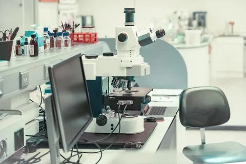 Microscope with metal lens at laboratory for developing vaccines against co.. Foto stock