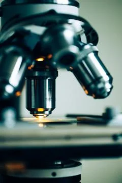 Microscope objective with slide illuminated below Stock Photos