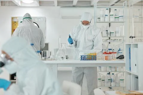 Microscope, ppe and scientist team with virus, test results or pharmaceutical Foto stock