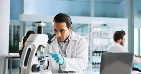 Microscope, science and research with man in laboratory for dna sample Foto stock