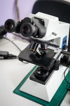 Microscope on the table in the laboratory, the technology of scientific res.. Foto stock