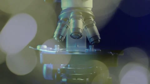 Microscope turret rotating on activation, bringing objectives into focus while 库存影片 334703060
