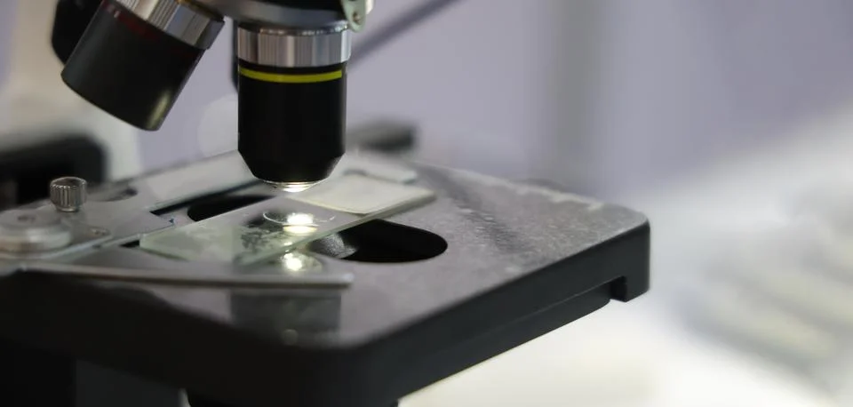 Microscopes and digital imaging systems analyzing samples in laboratory. Fotos Stock