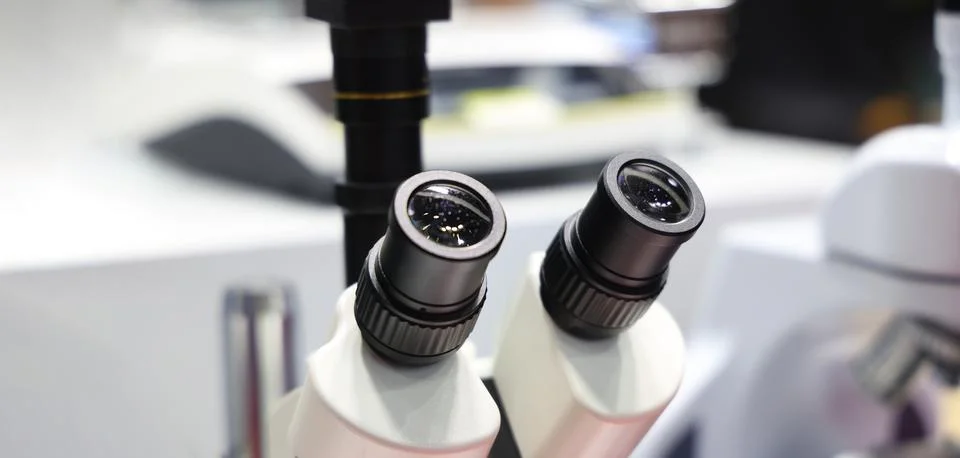 Microscopes and digital imaging systems analyzing samples in laboratory. Foto stock