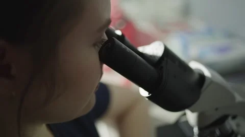 Microscopic Insights Doctor's Close-up Examination Unlocking the World of Cells Vídeos de archivo 243009415