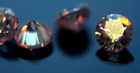 Microscopic Zoom of Four Tiny Synthetic Moissanite Diamond Crystals 0.003 Carat 库存影片 330956704