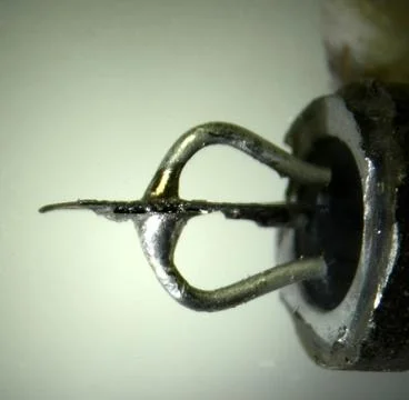Microscopy of the interior of a 1970's type germanium transistor type AC132. Foto stock