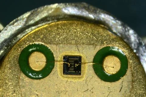 Microscopy of the interior of a 1990's type silicium transistor type BC140. Foto stock