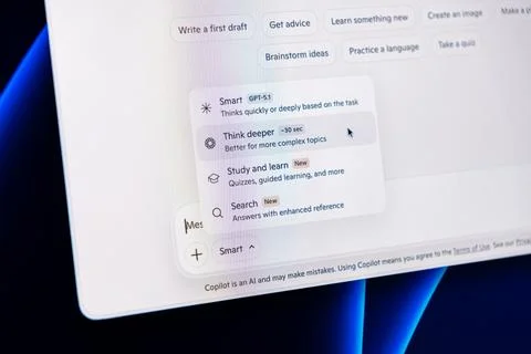Microsoft Copilot interface on a computer screen showing deep thinking and 写真素材