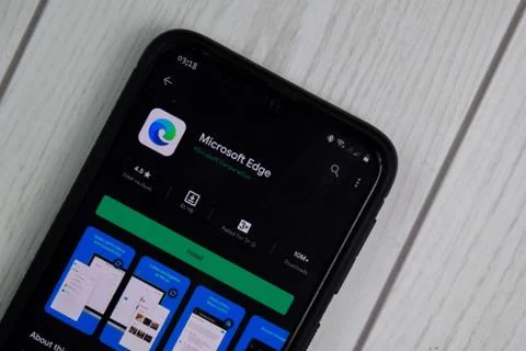 Microsoft Edge dev application on Smartphone screen. Stock-Fotos
