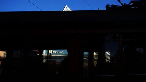 Microsoft logo in Feltrinelli building Vídeos de archivo 123919020
