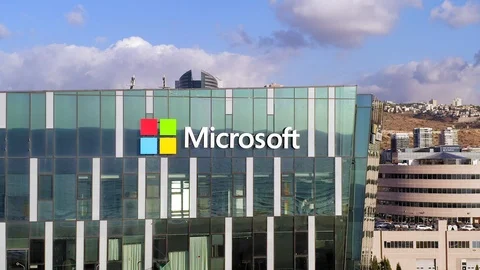 Microsoft Logo on an High Tech office building, Aerial view. Vídeos de archivo 121071625