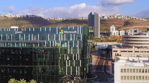 Microsoft Logo on an High Tech office building, Aerial view. Vídeos de archivo 121072273