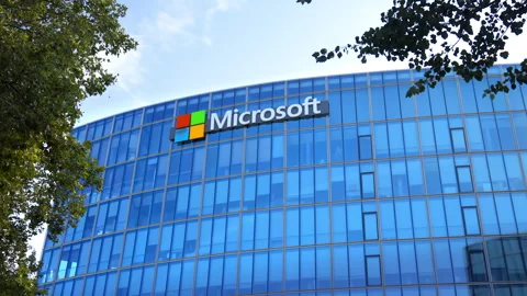 Microsoft logo at the top of the main office building in Issy les Moulineaux Vídeos de archivo 256768026