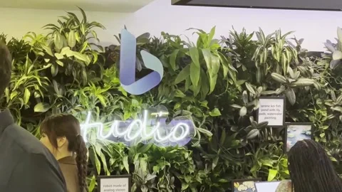 Microsoft opens its artificial intelligence tool to everyone, Nueva York (es-ES) Video stock 240348438