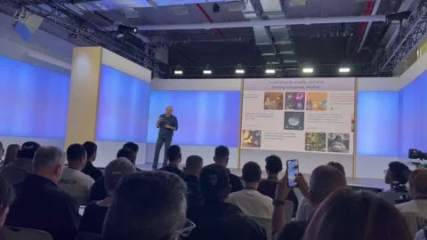 Microsoft presents Copilot, its AI "assistant" for Windows, the Edge browser and Stock Footage 251039517