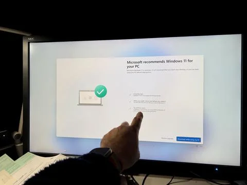 Microsoft recommends windows 11 for your pc upgrade message 스톡 사진