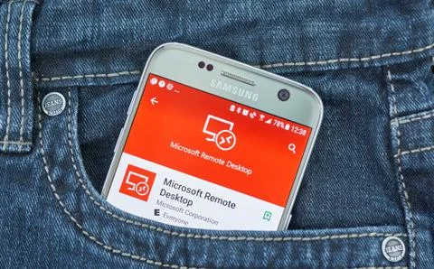 Microsoft Remote Desktop mobile application on screen of Samsung Фото