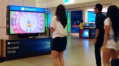 Microsoft staff demonstrates with people dance game 스톡 동영상 52805470