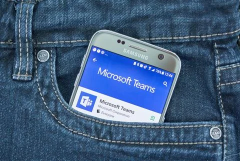 Microsoft Teams mobile application on screen of Samsung Fotos Stock