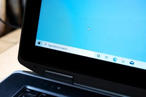 Microsoft Windows 10 OS logo on laptop task bar, search bar, start menu Foto stock