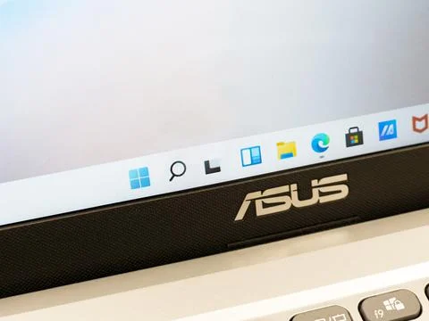 Microsoft Windows 11 operating system on an Asus laptop, start menu task bar  Foto stock