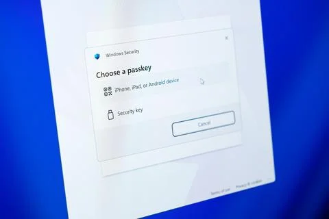 Microsoft Windows Security passkey prompt appearing on a monitor screen to Stock-Fotos