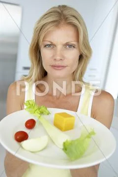 Mid Adult Woman Holding A Plate Of Healthy Food Stock-Fotos